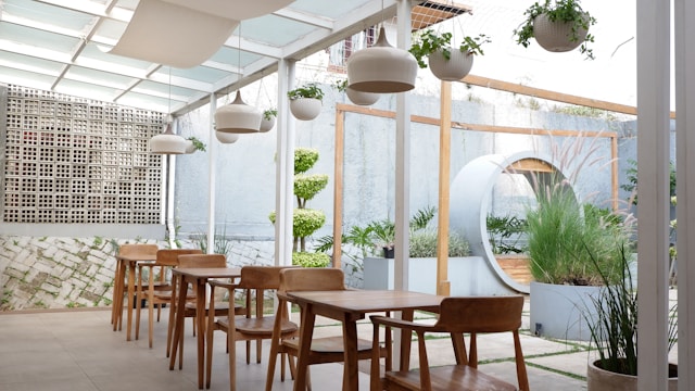 Perbedaan Cafe Outdoor Vs Indoor